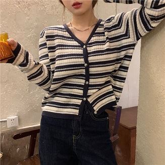 เสื้อสเวตเตอร์ถักลายทางหลากสีติดกระดุมคอวี